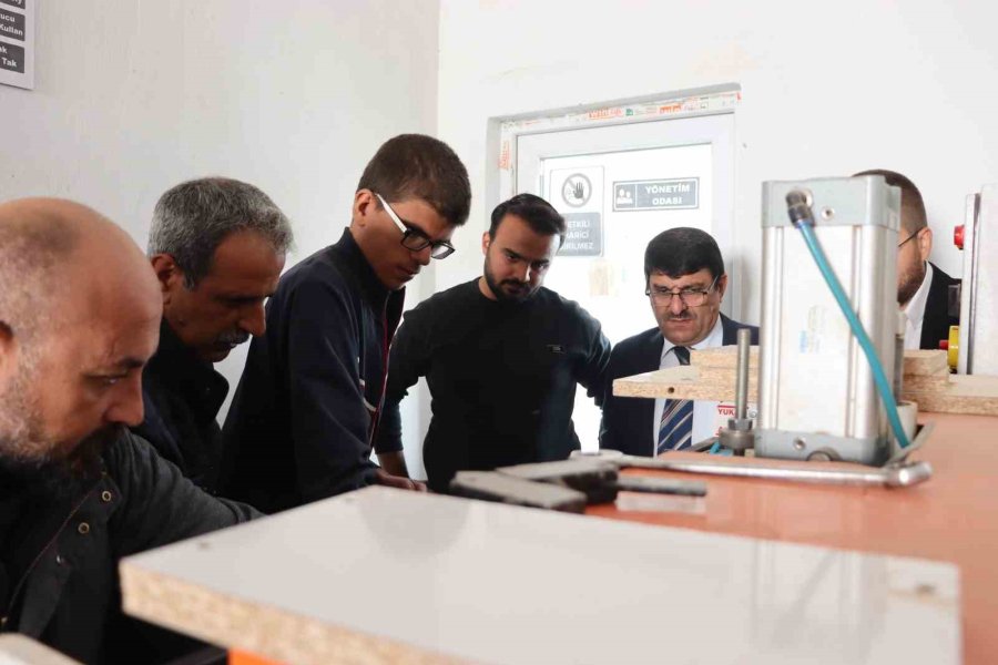 Özel Öğrenciler Mobilya Ustası Oldu