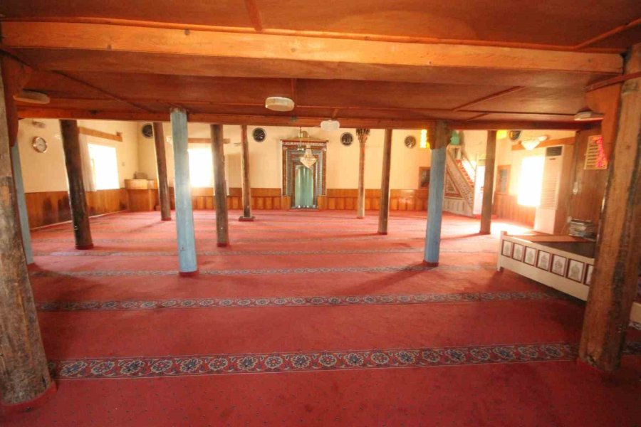Konya’da 658 Yıllık Cami Güdük Minaresiyle Dikkat Çekiyor