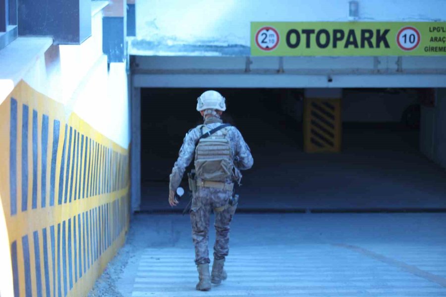 Kendisini Eve Kilitleyen Genç, Canlı Yayın Açıp Özel Harekat Polisine Direndi