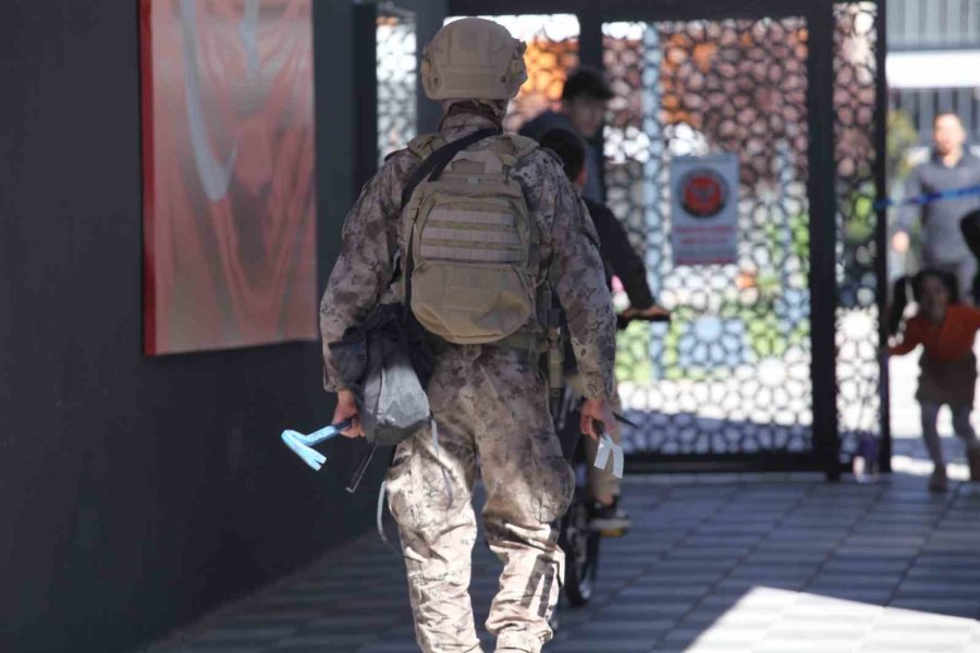 Kendisini Eve Kilitleyen Genç, Canlı Yayın Açıp Özel Harekat Polisine Direndi