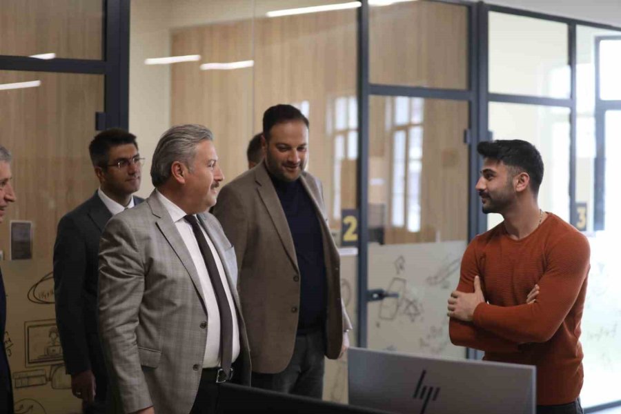 Başkan Palancıoğlu, Melmek Kursiyerlerini Ve Kütüphanede Öğrencileri Ziyaret Etti