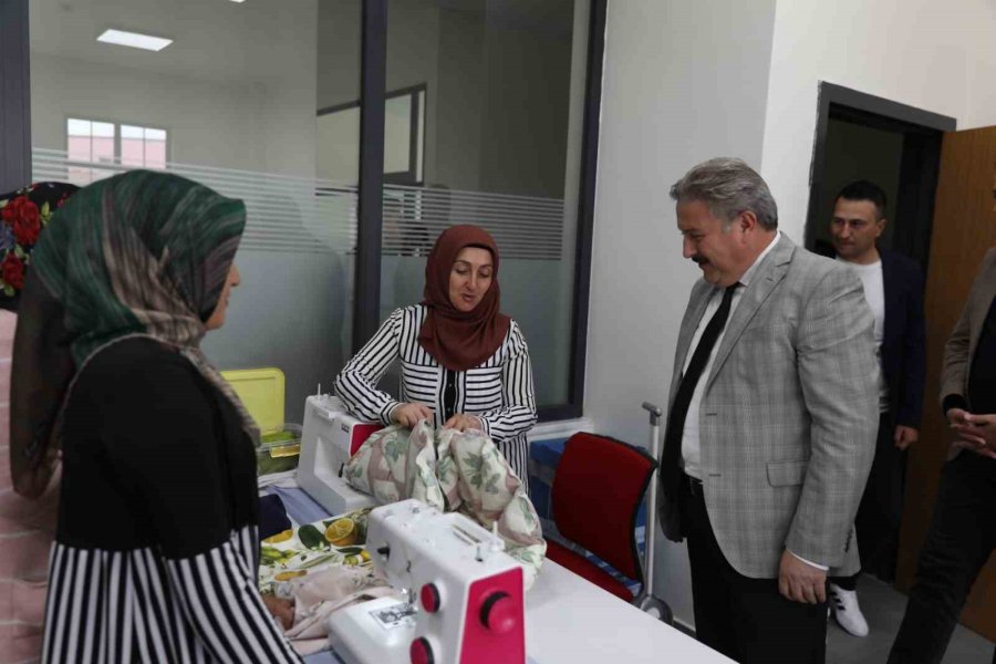 Başkan Palancıoğlu, Melmek Kursiyerlerini Ve Kütüphanede Öğrencileri Ziyaret Etti