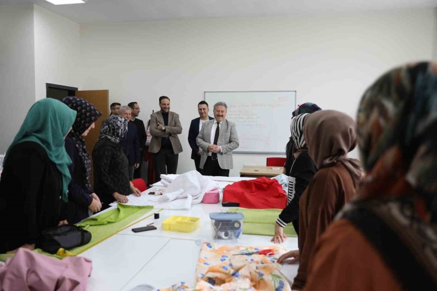 Başkan Palancıoğlu, Melmek Kursiyerlerini Ve Kütüphanede Öğrencileri Ziyaret Etti