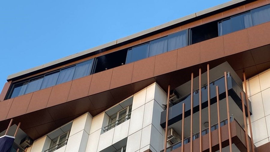 “basın Mensubuyum” Dedi, Kameralara Saldırdı