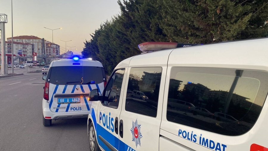 “basın Mensubuyum” Dedi, Kameralara Saldırdı