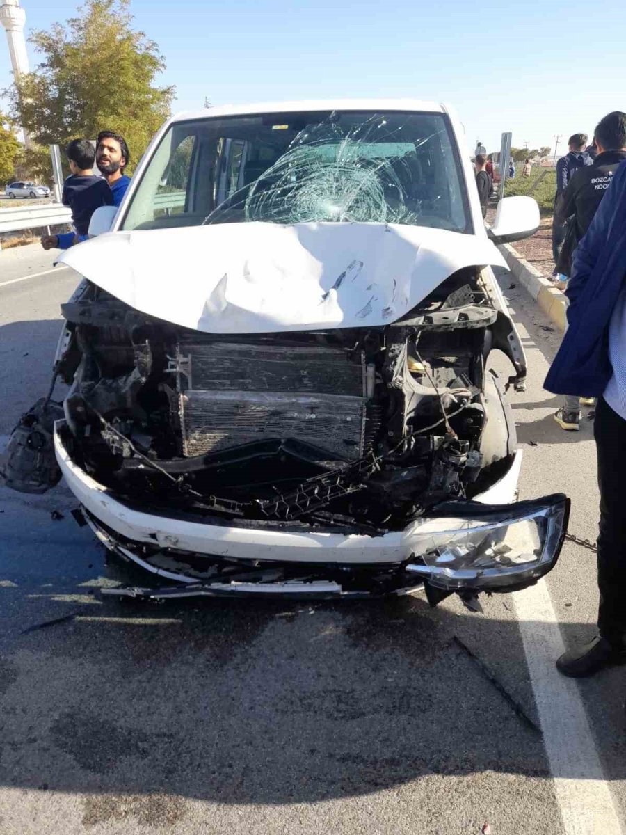 Minibüs İle Motosiklet Çarpıştı: 1 Ağır Yaralı