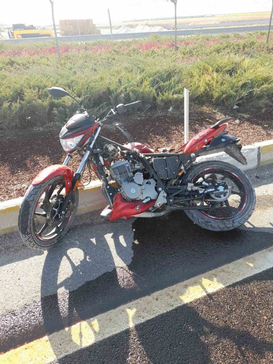 Minibüs İle Motosiklet Çarpıştı: 1 Ağır Yaralı