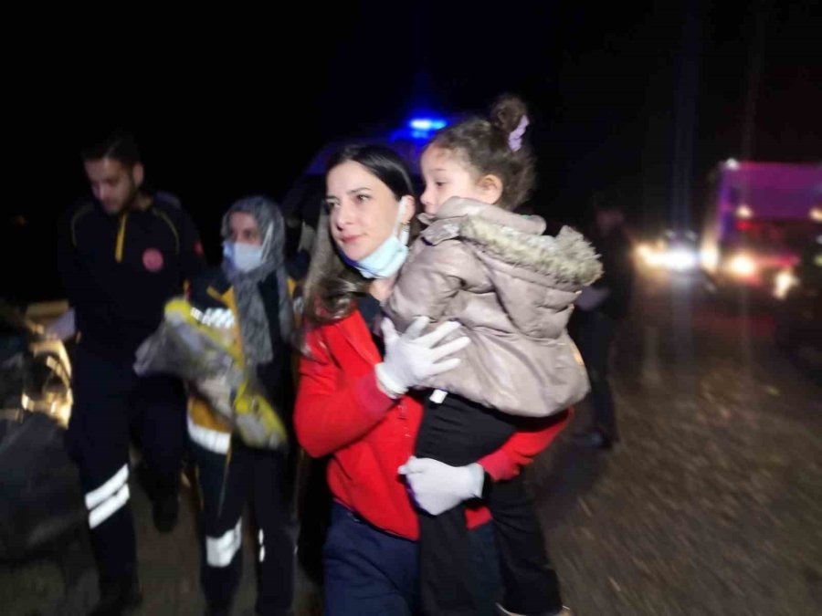 Aksaray’da Minibüs Otomobile Arkadan Çarptı: 5 Yaralı