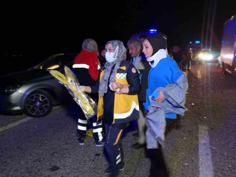 Aksaray’da Minibüs Otomobile Arkadan Çarptı: 5 Yaralı