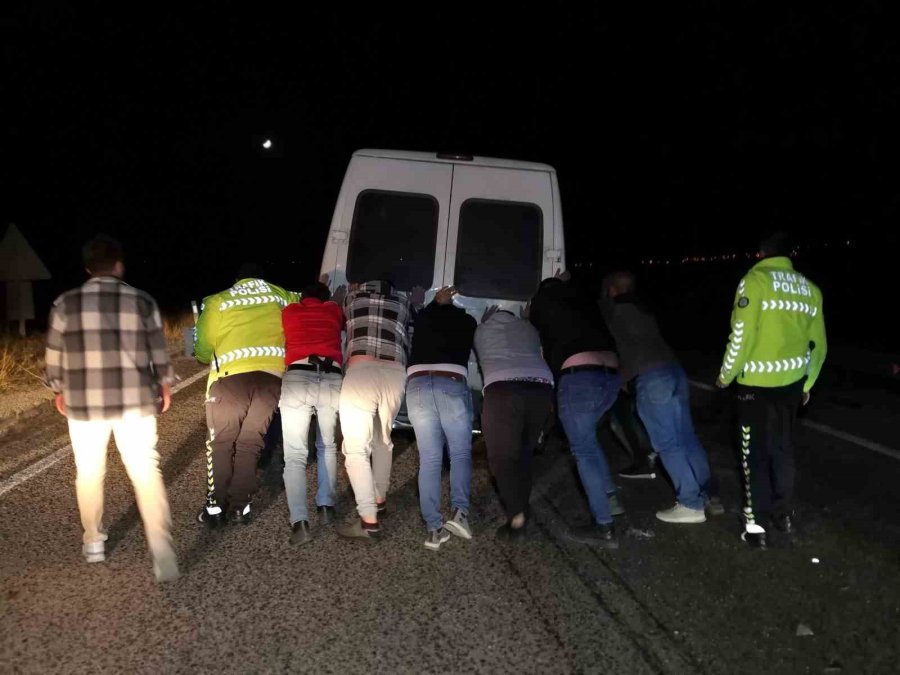 Aksaray’da Minibüs Otomobile Arkadan Çarptı: 5 Yaralı