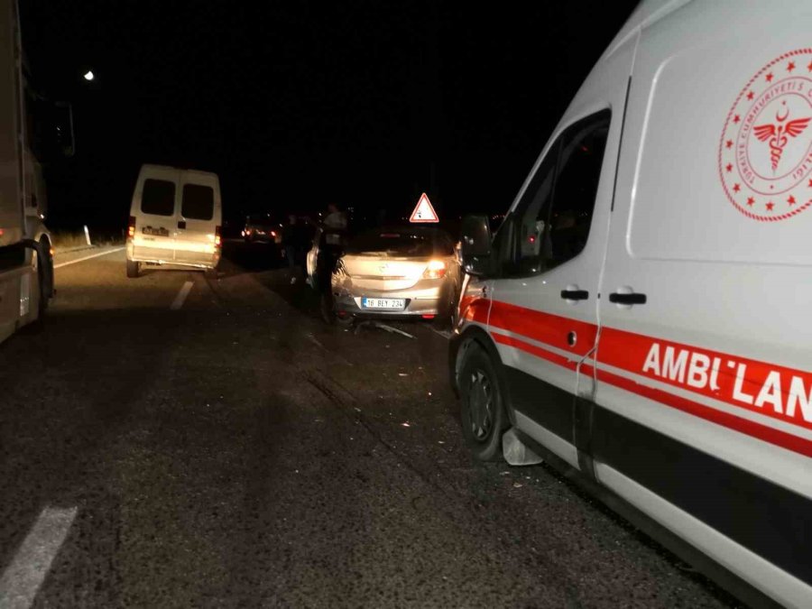 Aksaray’da Minibüs Otomobile Arkadan Çarptı: 5 Yaralı