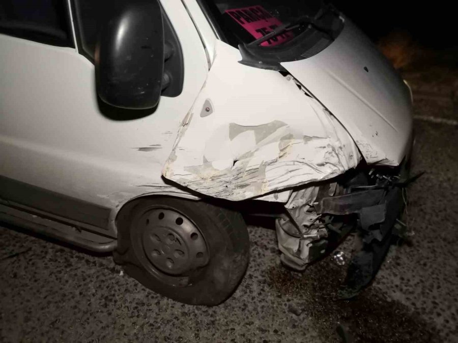 Aksaray’da Minibüs Otomobile Arkadan Çarptı: 5 Yaralı