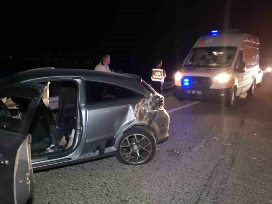 Aksaray’da Minibüs Otomobile Arkadan Çarptı: 5 Yaralı