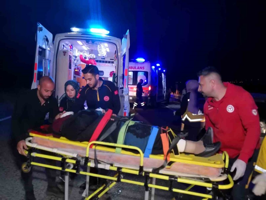 Aksaray’da Minibüs Otomobile Arkadan Çarptı: 5 Yaralı