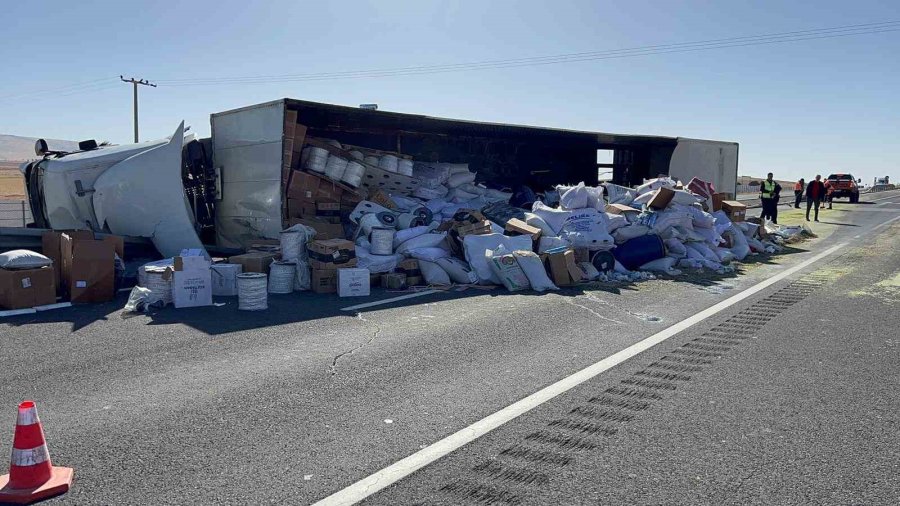 Aksaray’da Tır Devrildi: 2 Yaralı