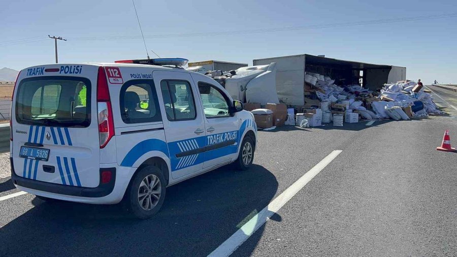 Aksaray’da Tır Devrildi: 2 Yaralı