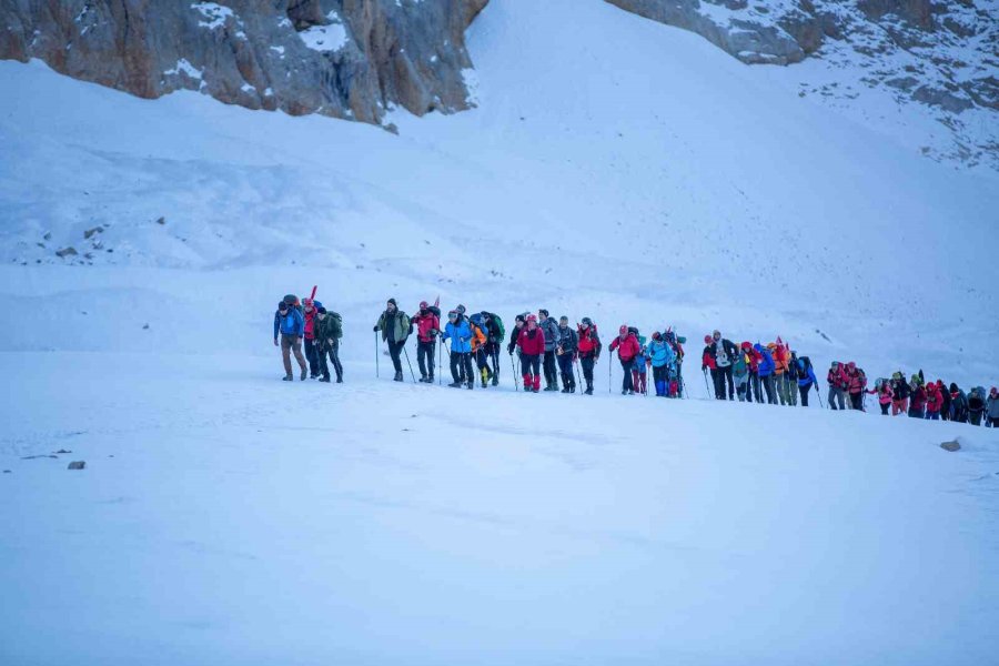Dağcılar Cumhuriyetin 100. Yılını Aladağlar Zirvesinde Kutladı
