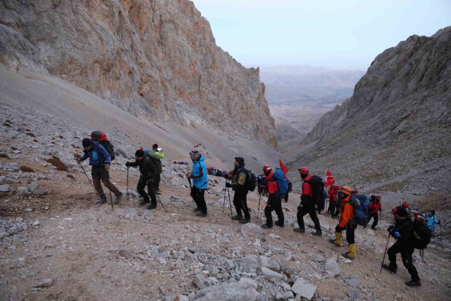 Dağcılar Cumhuriyetin 100. Yılını Aladağlar Zirvesinde Kutladı