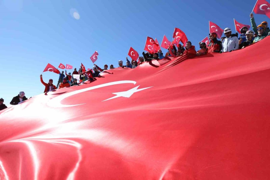 Dağcılar Cumhuriyetin 100. Yılını Aladağlar Zirvesinde Kutladı