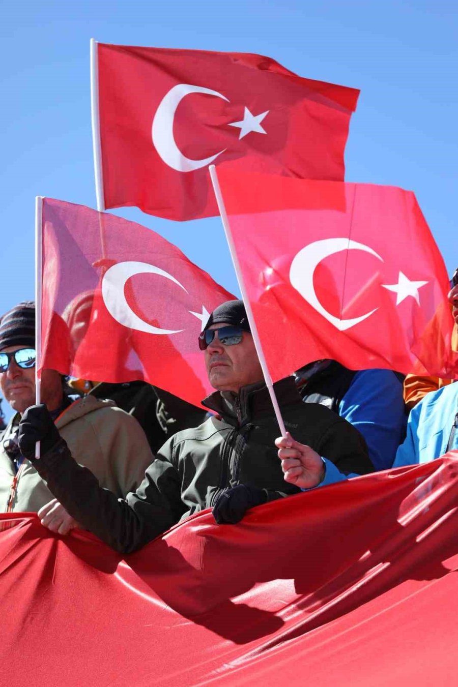 Dağcılar Cumhuriyetin 100. Yılını Aladağlar Zirvesinde Kutladı