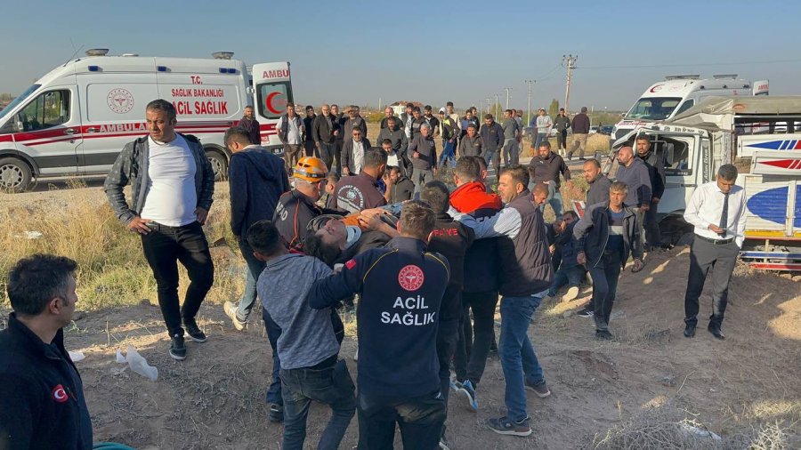 Işık İhlali Yapan Hayvan Yüklü Kamyonet Servis Minibüsü İle Çarpıştı: 2 Ölü, 19 Yaralı
