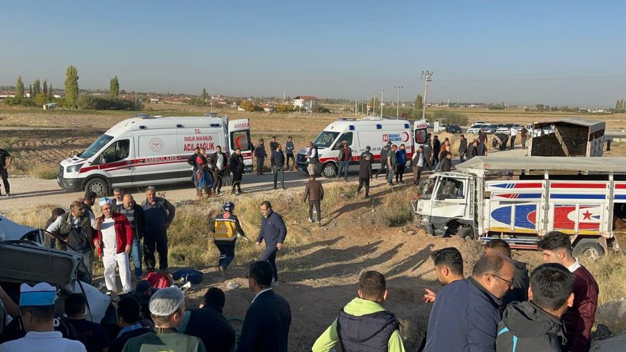 Işık İhlali Yapan Hayvan Yüklü Kamyonet Servis Minibüsü İle Çarpıştı: 2 Ölü, 19 Yaralı