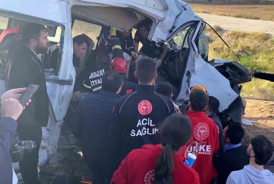 Işık İhlali Yapan Hayvan Yüklü Kamyonet Servis Minibüsü İle Çarpıştı: 2 Ölü, 19 Yaralı