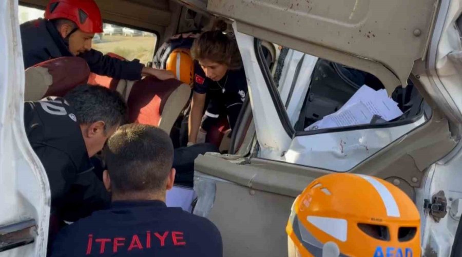 Işık İhlali Yapan Hayvan Yüklü Kamyonet Servis Minibüsü İle Çarpıştı: 2 Ölü, 19 Yaralı