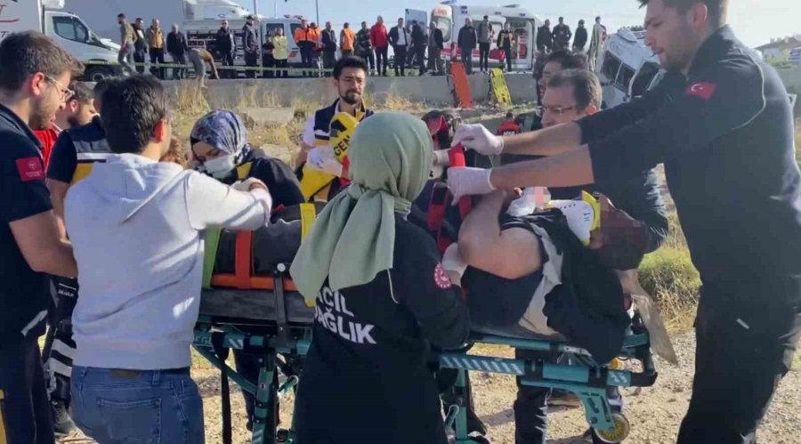 Işık İhlali Yapan Hayvan Yüklü Kamyonet Servis Minibüsü İle Çarpıştı: 2 Ölü, 19 Yaralı