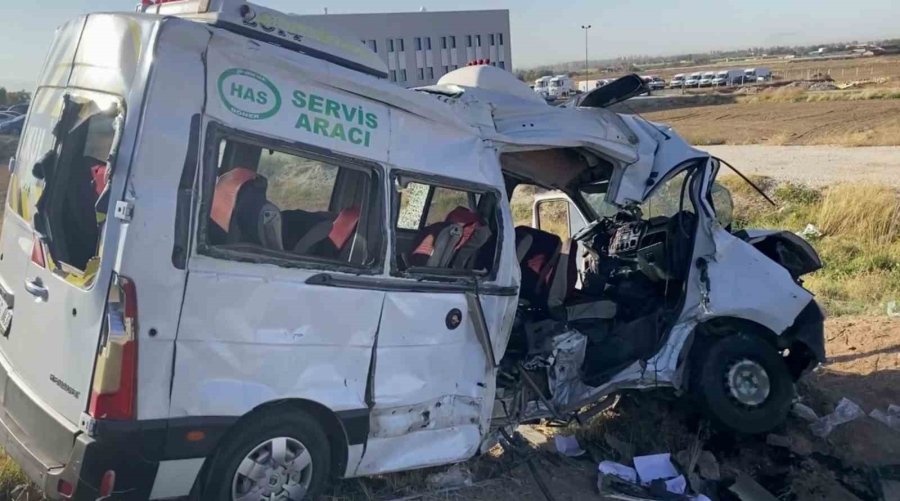 Işık İhlali Yapan Hayvan Yüklü Kamyonet Servis Minibüsü İle Çarpıştı: 2 Ölü, 19 Yaralı