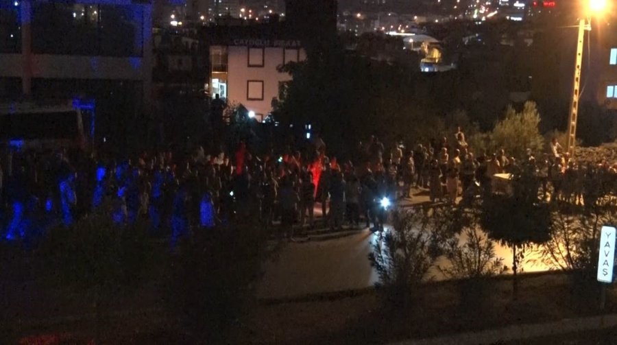 Antalya’da Müstakil Ev Alev Alev Yandı, Patlamalar Mahalleyi Sokağa Döktü