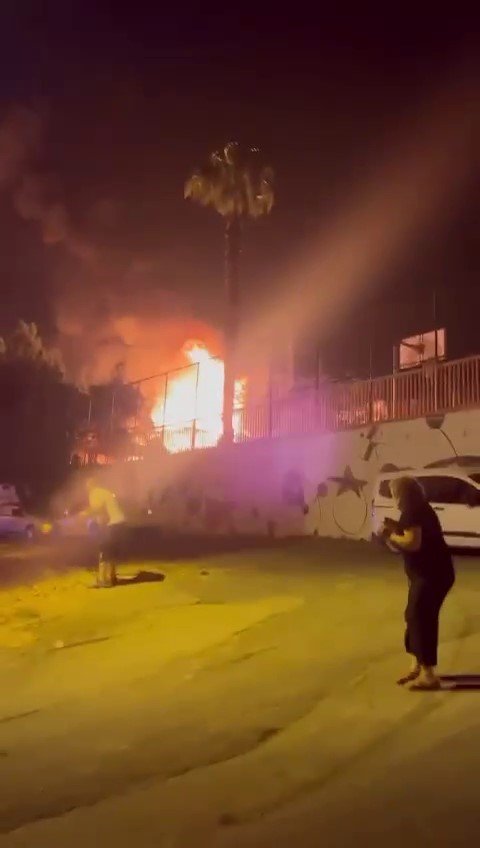 Antalya’da Müstakil Ev Alev Alev Yandı, Patlamalar Mahalleyi Sokağa Döktü