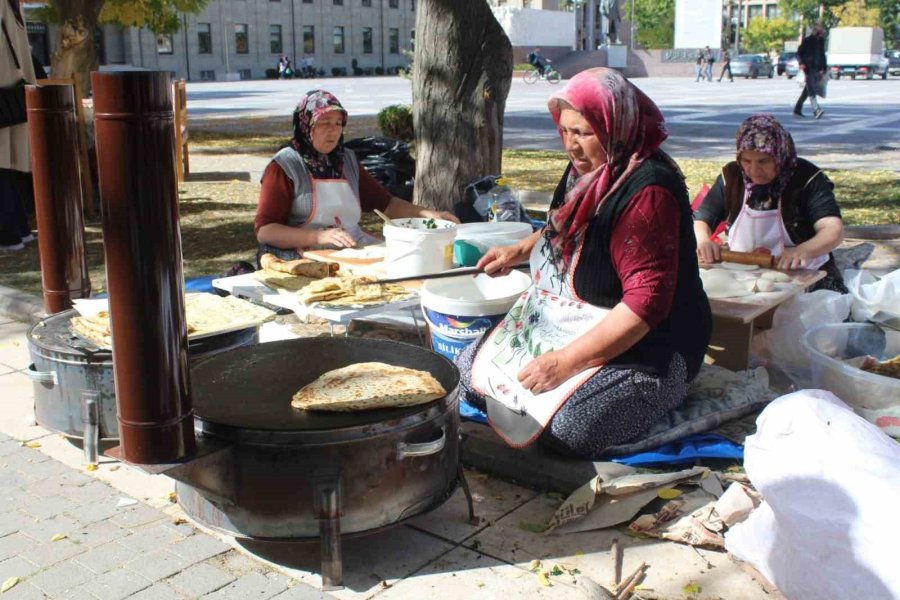 Eskişehir’de Köylü Kadınların Ev Yapımı Yemekleri Görücüye Çıktı
