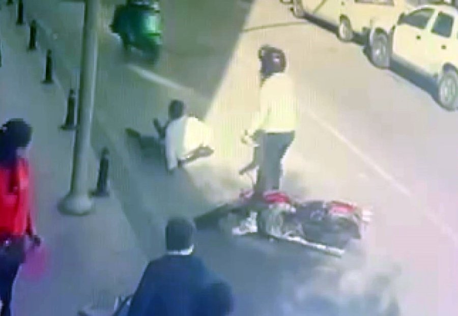 Motosikletin Yayaya Çarpma Anı Kameraya Yansıdı