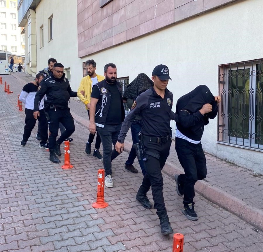 Uyuşturucu Operasyonunda Yakalanan 9 Şahıs Adliyede