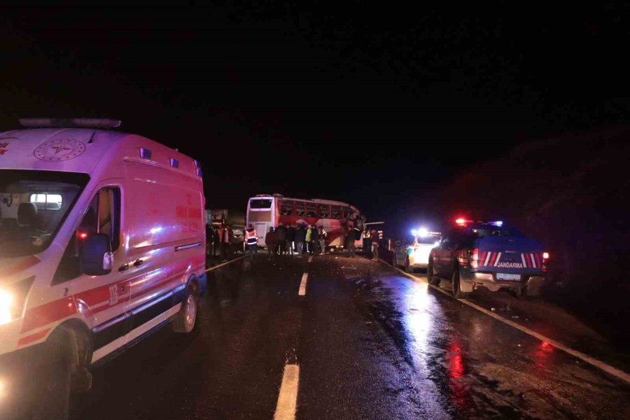 Kayseri’de Yolcu Otobüsü Devrildi: 8’i Ağır 38 Yaralı