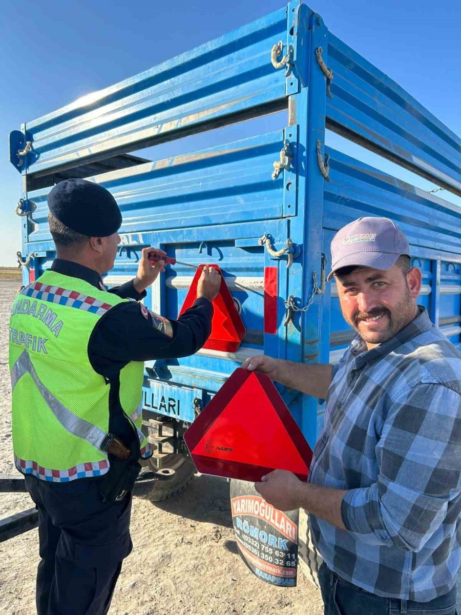Karapınar’da Jandarma Trafik Traktör Römorklarına Üçgen Reflektör Taktı