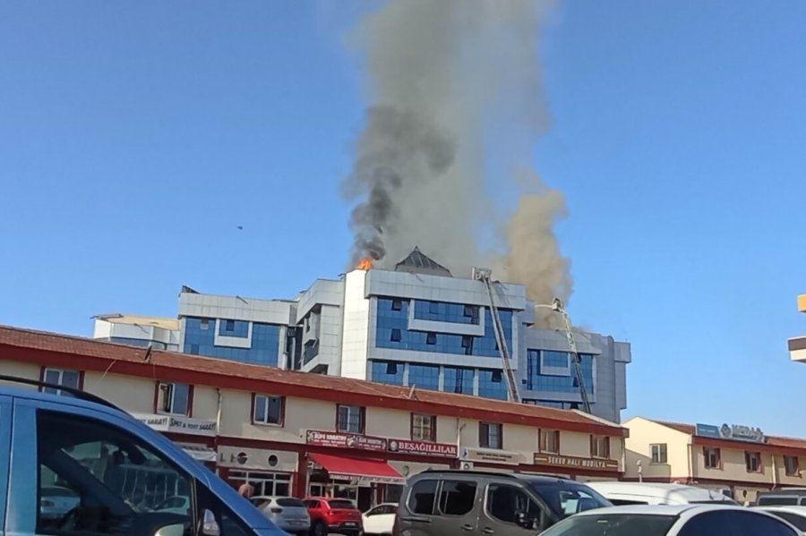 Belediye Binasının Çatısında Yangın
