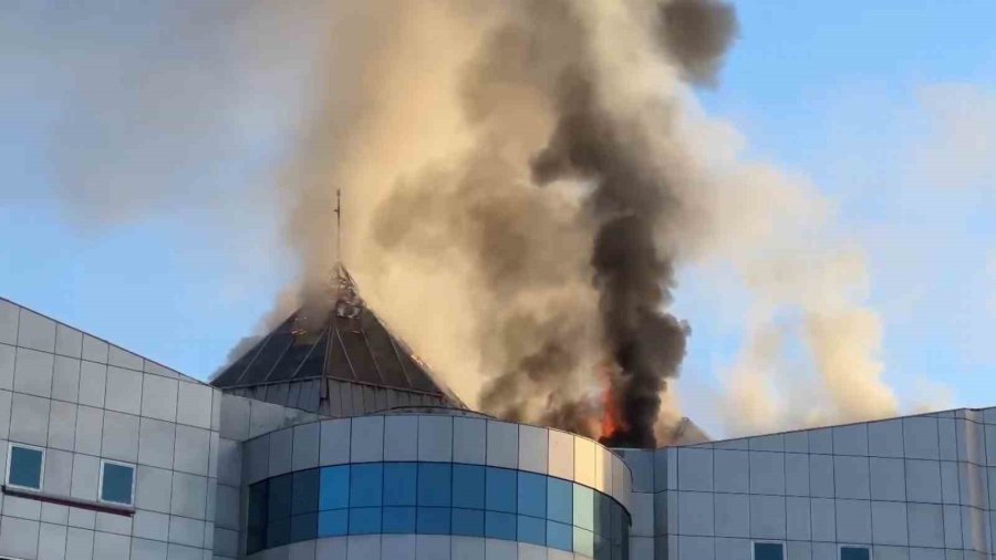 Belediye Binasının Çatısında Yangın