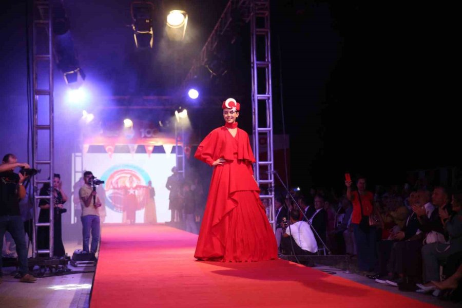 ’kilikya’dan Cumhuriyet’e Kıyafet Sunumu Göz Kamaştırdı