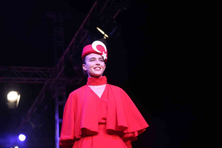 ’kilikya’dan Cumhuriyet’e Kıyafet Sunumu Göz Kamaştırdı