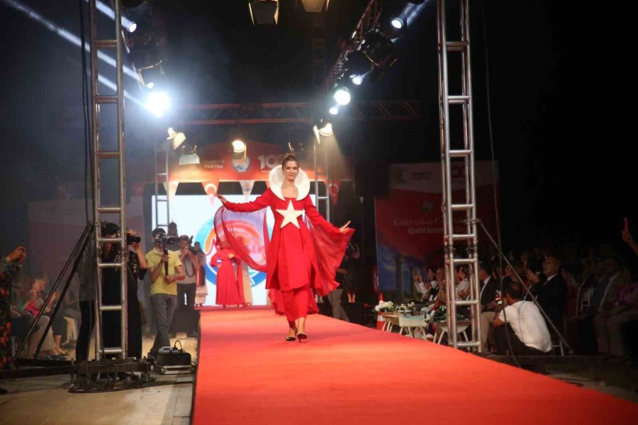 ’kilikya’dan Cumhuriyet’e Kıyafet Sunumu Göz Kamaştırdı