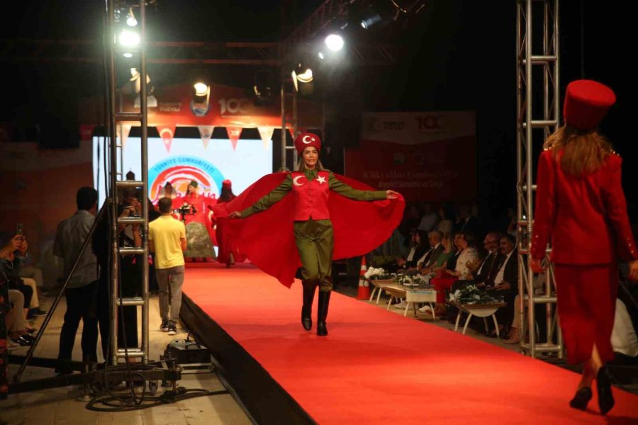 ’kilikya’dan Cumhuriyet’e Kıyafet Sunumu Göz Kamaştırdı