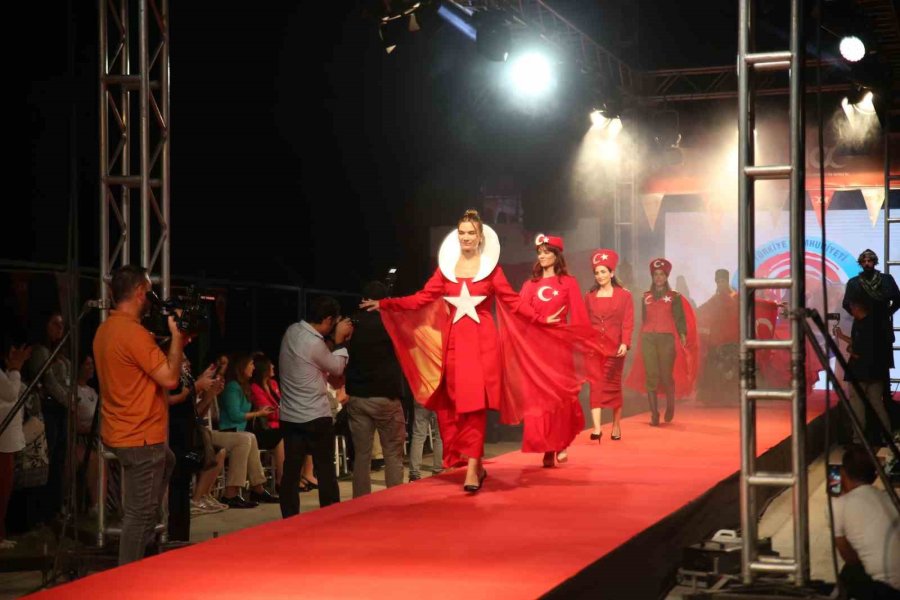 ’kilikya’dan Cumhuriyet’e Kıyafet Sunumu Göz Kamaştırdı