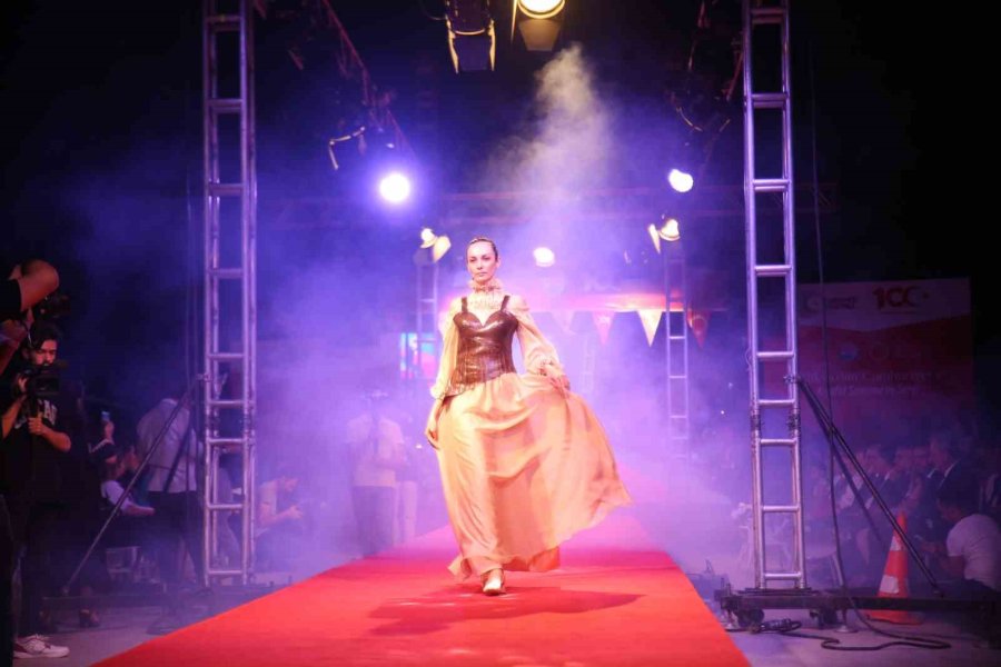 ’kilikya’dan Cumhuriyet’e Kıyafet Sunumu Göz Kamaştırdı