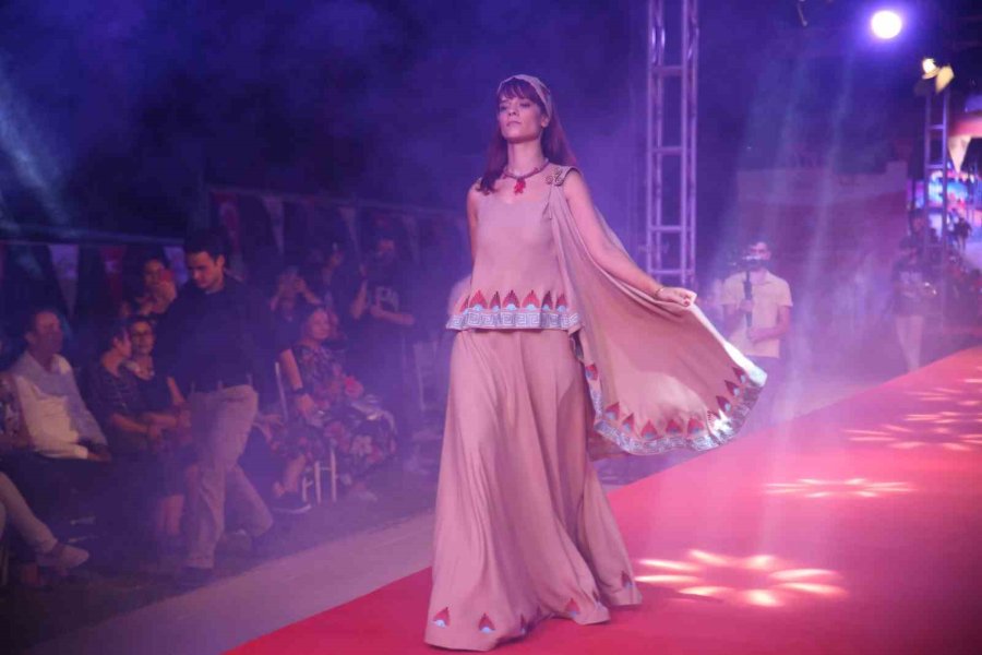 ’kilikya’dan Cumhuriyet’e Kıyafet Sunumu Göz Kamaştırdı