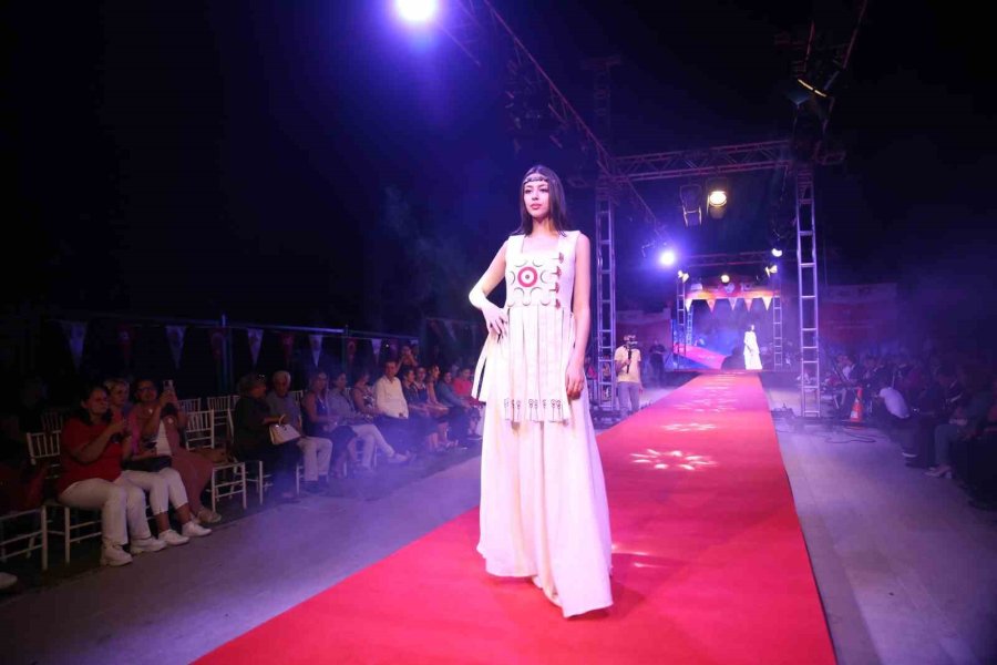 ’kilikya’dan Cumhuriyet’e Kıyafet Sunumu Göz Kamaştırdı