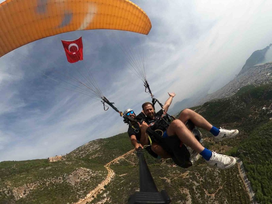 Alanya’da Gaziler Cumhuriyet’in 100. Yılına Özel Yamaç Paraşütü Uçuşu Gerçekleştirdi