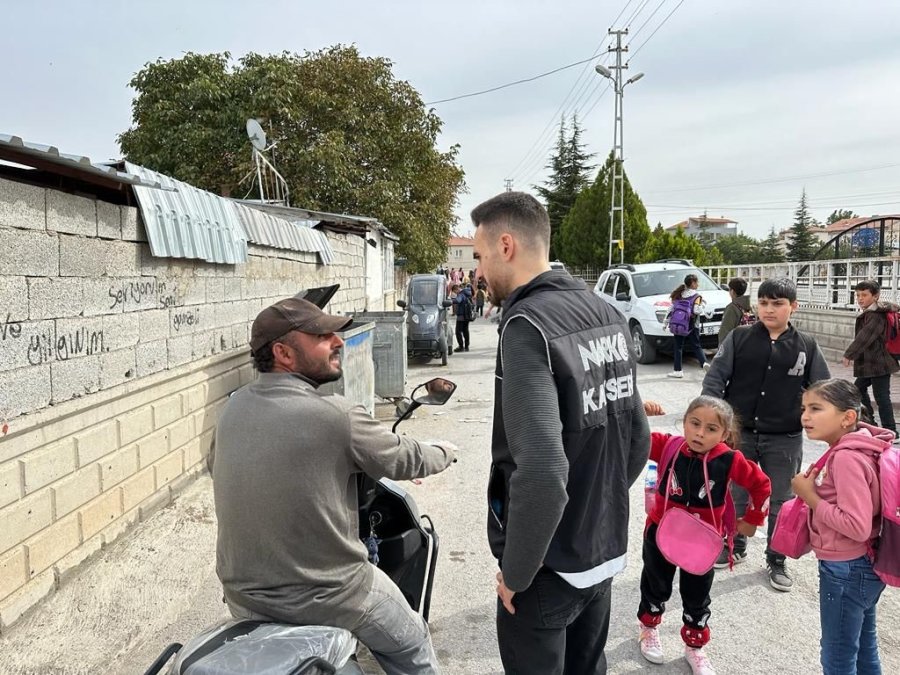 Narkotik Polisi, Okul Civarı Ve Metruk Binaları Denetledi