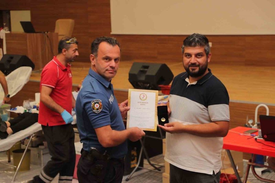 Antalya Polisinden Cumhuriyetin 100. Yılı Etkinliklerinde Kızılay’a Kan Bağışı